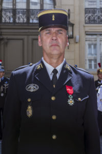 Dominique CLEISS, major, escadron de gendarmerie mobile 15/7 de REVIGNY-sur-ORNAIN, fait Chevalier de la Légion d'Honneur.